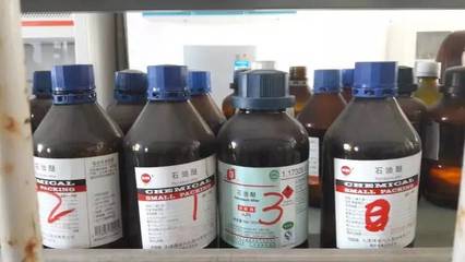 實驗室里的魅力導(dǎo)師 當(dāng)外國帥哥趣味演繹乙酸乙酯安全須知